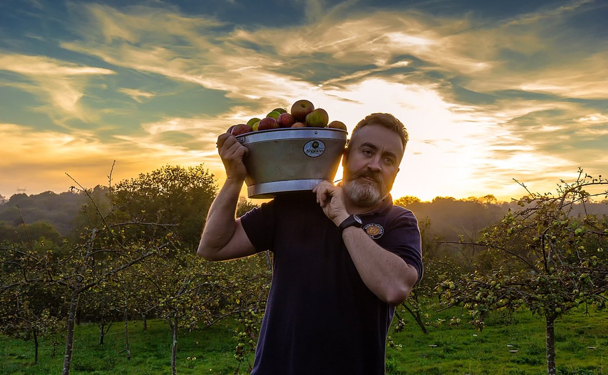sidraangelon's tweet photo. El Maestro de las Manzanas.
El Mayestru les mazanes.
The Lord of the Apples.
#mayada18 #mayada2018 #sidra #sidre #cider #asturiancider #praumonga #viudadeangelon #nava #asturias #asturies #asturias_ig #craftcider #craft #perrylove #pideunaviuda #pideunadeviuda https://t.co/IpOMj6Fpzc