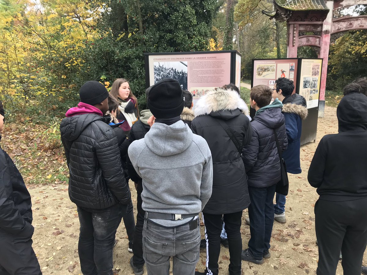 asso_generiques's tweet photo. [MEDIATION]
Laureline, volontaire médiatrice à Génériques, présentait hier à une classe de 20 élèves de 3ème, l’exposition « Portraits de l’étranger ». 

▶️A voir jusqu’au 15 décembre prochain au Jardin d’agronomie tropicale de Paris. Entrée libre et gratuite à l’entrée du parc. https://t.co/cKYIy9uHW3