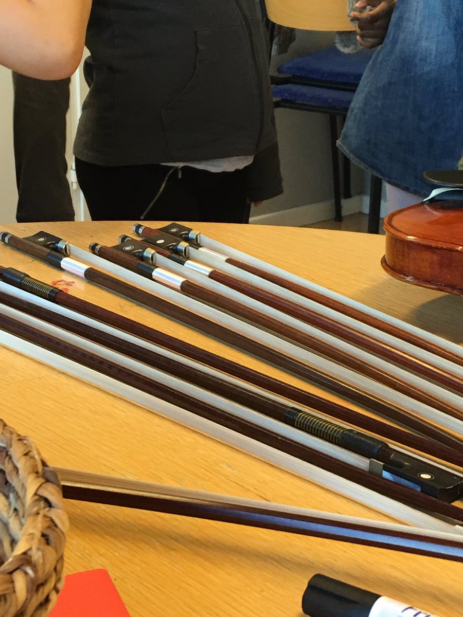 Just nu sitter 24 årskurs 1 elever uppdelade på två små rum och har sånt fokus att en vuxen utanför lokalerna knappt törs röra sig. #fredagsmagi #orkesterskola #stråk #brass #haydn #notläsning