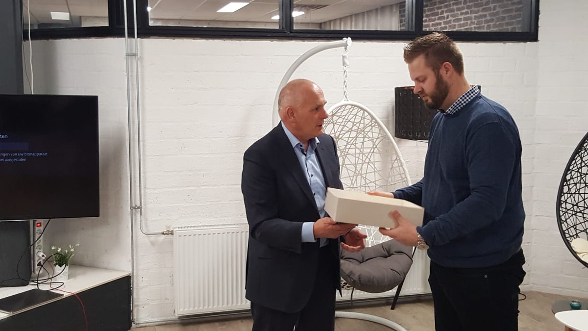 IBDondernemer's tweet photo. De meest gespecialiseerde meubel dropship leverancier van Europa. En dat gewoon vanuit Drenthe! Bedankt #VinceDesign namens @HenkBrinkDr en @IBDondernemer en eet smakelijk! https://t.co/JXzSCcEmml