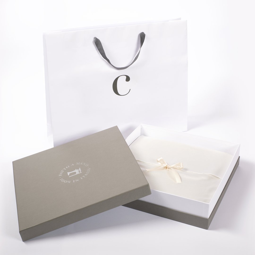 AlbumCelebra's tweet photo. 👝  Fodera in raso che protegge l'album
🎁   Box elegante color tortora
🛍️  Shopper che facilita la consegna

Segui il link per scoprire le nuove Box Book > https://t.co/XEEOtwqSaR https://t.co/gILjS8UMj3