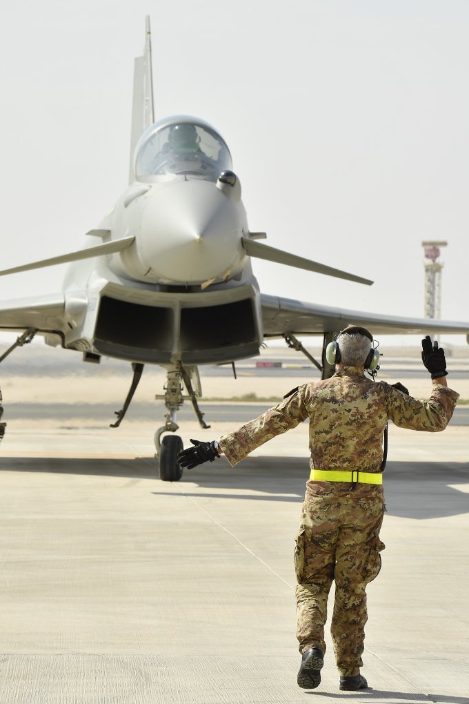 ItalianAirForce's tweet photo. I velivoli del Reparto Sperimentale Volo salutano il #Qatar per raggiungere il #Kuwait. Domenica l'ultimo appuntamento del tour in Medio Oriente. I T346A e gli Eurofighter apriranno la settimana italiana in Kuwait con le loro spettacolari manovre insieme alle @FrecceTricolori https://t.co/IhPCkQLRrc