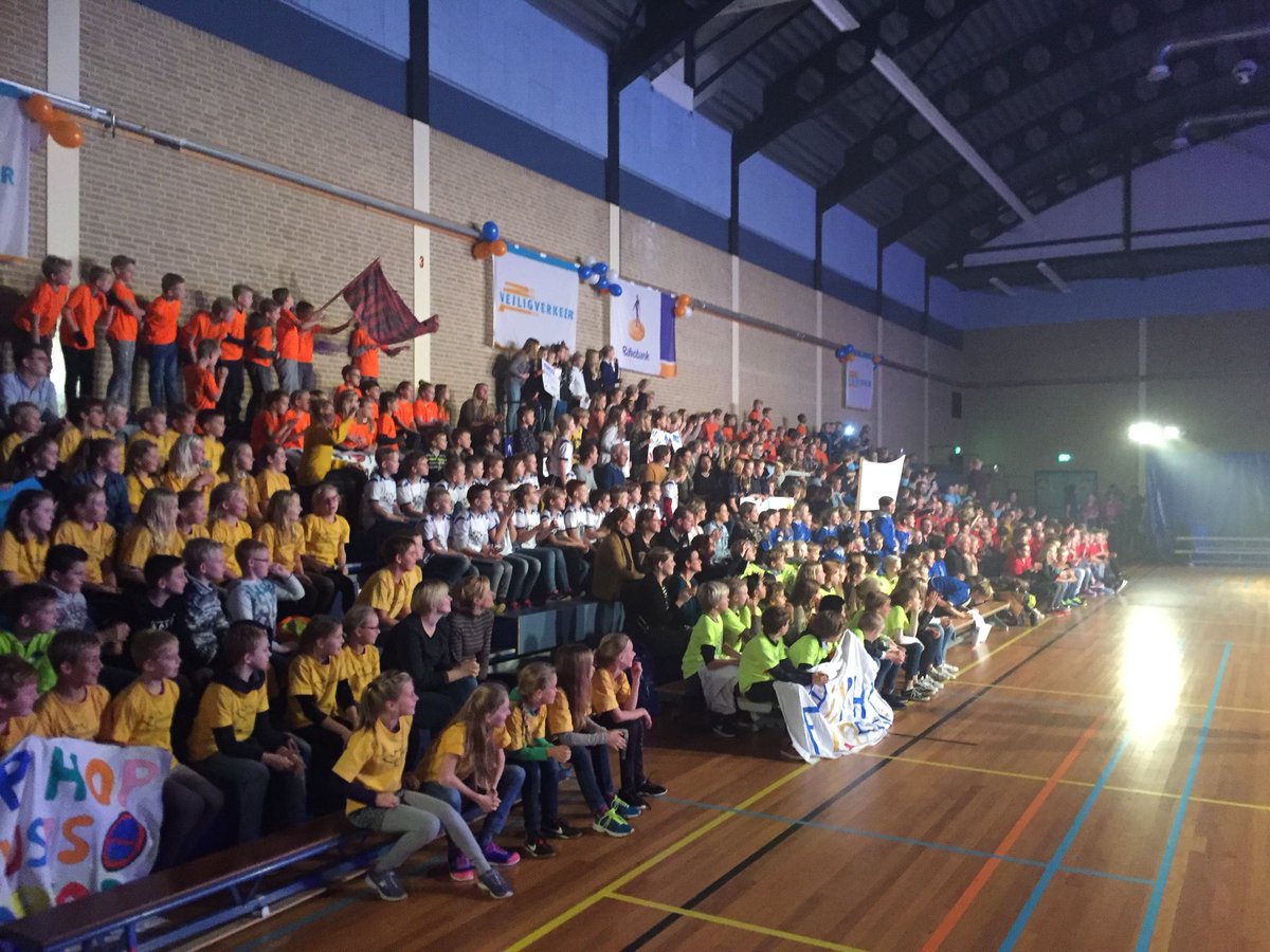 Bijzonder om als @RaboTwenteOost samen met <a href="/BrookhuisGroep/">Brookhuis</a> #VeilgVerkeerNederland en @POL_Oldenzaal bij te dragen aan de 20ste RaboVerkeersquiz. Wie van de 11 deelnemende basisscholen groepen 7 heeft de meeste kennis van de spelregels in het verkeer.