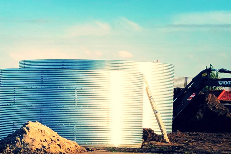 WatersonBv's tweet photo. De werkzaamheden voor de aanleg van de silo`s zijn in volle gang.

We bouwen opslag van #afvalwater en tevens een #telemetrie gestuurde silo om het gezuiverde afvalwater te lozen via telemetrie sturing op het riool. #westland #tuinbouw https://t.co/RnhntVTlFt