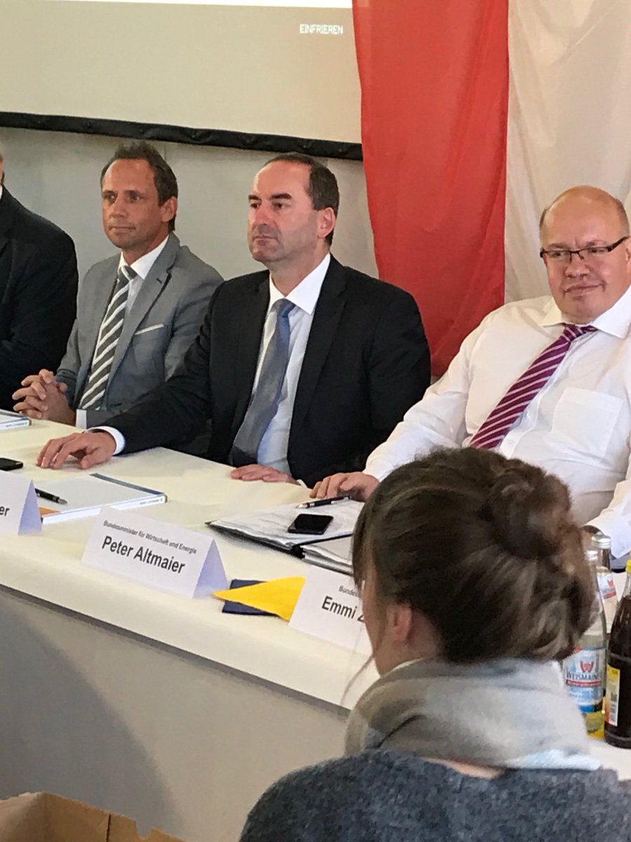 HubertAiwanger's tweet photo. Debatte über #Stromtrassen in #Coburg #Redwitz etc mit Wirtmin Altmaier. JetzigeEnergiepolitik ist festgefahren, die geplanten vielen neuen Trassen sind nicht sinnvoll! Wir brauchen jetzt schnell Plan B: regionale Lösungen,Optimierungen bestehender Systeme statt nur neue Trassen. https://t.co/sxWN14X62o