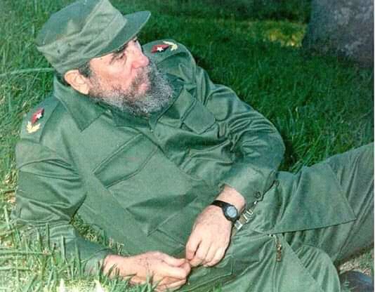 ArandaSanny's tweet photo. La @brigadacubanae en Guayaquil recuerda #HastaSiempreComandante a #Fidel 
#CubaSolidaria #CubaCoopera @embacuba_ecuad https://t.co/e0fh0XVIGk