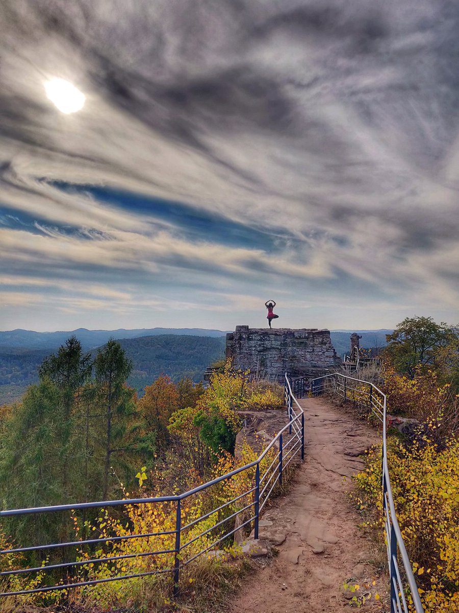 zegreengeekette's tweet photo. Ne bougez plus, j'ai trouvé le meilleur spot à couchers de soleil au #PaysDeBitche au château du Falkenstein, un lieu chargé d'une belle énergie ! Une randonnée un peu physique pour y arriver, mais ça se mérite... #MyGreenPaysDeBitche #EnjoyPaysDeBitche #TGGAcroYoga https://t.co/lQXJQmM7K8