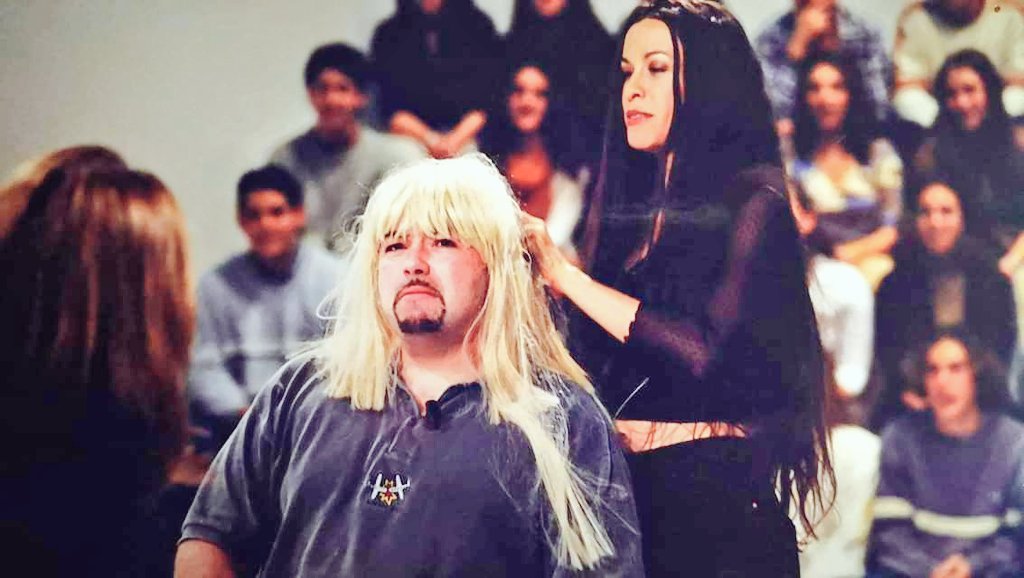 LoMasPlus_'s tweet photo. Nuestro querido batería Darwin (David Fernández) ha publicado esta fotaza en su Facebook. @Alanis Morissette alrededor del año 2000 le cortó su rubia melena en directo. Desde ese día, se quedó calvo... 😆💇🏼‍♂️ #LoMasPlus https://t.co/RBzZLSLSXD
