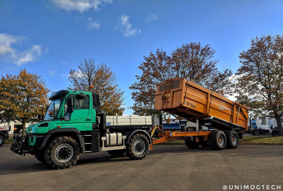 UnimogTech's tweet photo. #FarmingFriday Another photo from the #UnimogLive2018 event last month this one showing how #Unimog with its fantastic road and field capabilities #efficient engines and #SafetyFeatures it can excel in #AgLogistics getting the product where it needs to be fast! #TrucksYouCanTrust https://t.co/RGzqZwQjPY