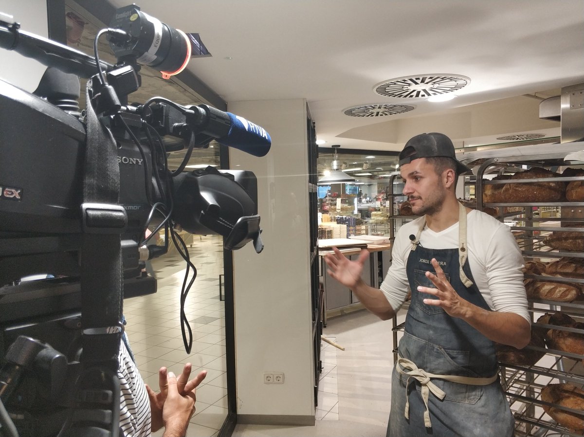 Pyreneesandorra's tweet photo. A les 14.15 hores estarem al programa de la #rotonda de @rtvandorra explicant com fem el pa. Parlarem de la massa mare, les llargues fermentacions i molt més! #Espicula @J_Morera #AndorraBreadRevolution https://t.co/FLs7kkMG13