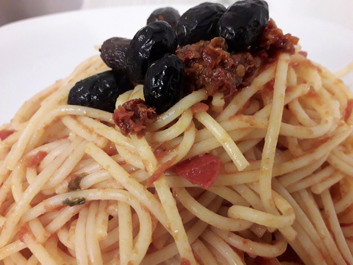 calabriaonline's tweet photo. L’esperienza del #viaggio passa soprattutto attraverso il #gusto e la #Calabria in questo senso offre sensazioni ed emozioni uniche ai turisti. Il #turismo esperienziale si basa anche sulla lentezza, sui valori della condivisione e sul senso di appartenenza ad una comunità. https://t.co/ImD9Oc6B7w