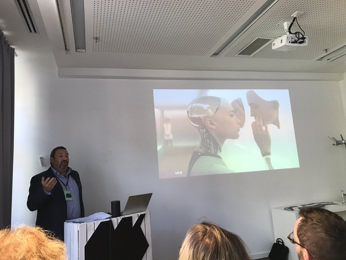 fischerAppelt's tweet photo. 72% fürchten sich vor künstlicher Intelligenz - warum Marken deshalb menschlicher denken sollten, erzählt Rod Cartwright von Text101 auf dem #MMK18 https://t.co/HLbwHd0LCf