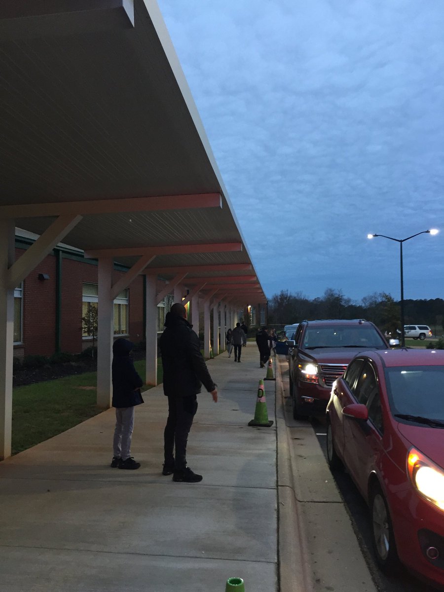 Brandon_Berry's tweet image. Wed. a.m. got to serve alongside these @AllProDad champs at #odell elementary #carcircle #daredads thx 2 Officer Dyal for the T's!!