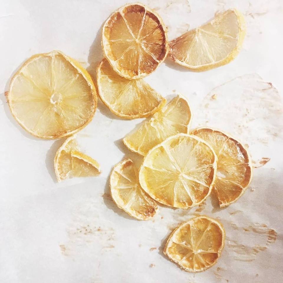 Flavourmaker's tweet image. NO BITTERNESS! 🍋🍋🍋

Just another #benefit of using our #unique #flavourenhancing #100%natural #sweetener system ΩMegaSweet®! 

Beautiful image of dehydrated citrus by @stuffmelbakes