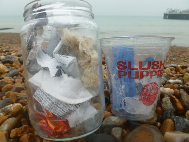 #beachcleanup Day 131🌊

A relatively quiet day, with plenty of the usual plastic food wrappers lying around.

The rubbish from a snack isn't large/heavy, don't get why people won't just put it in their pocket until they reach a bin. We need to take responsibility for our planet.