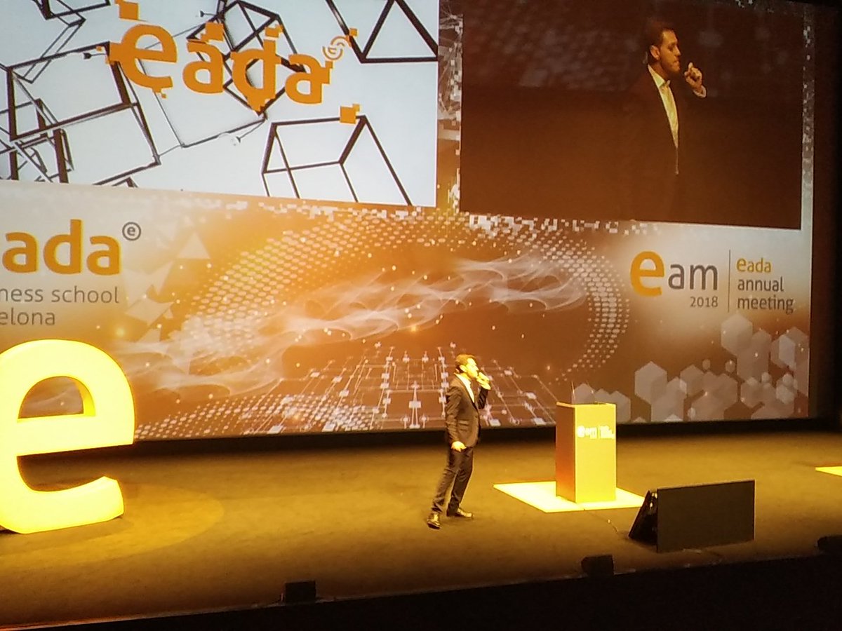 EADABusiness's tweet photo. Joan Miquel Piqué iniciando la Spanish Track en el #EAM18 https://t.co/Q4XE5v9FnJ