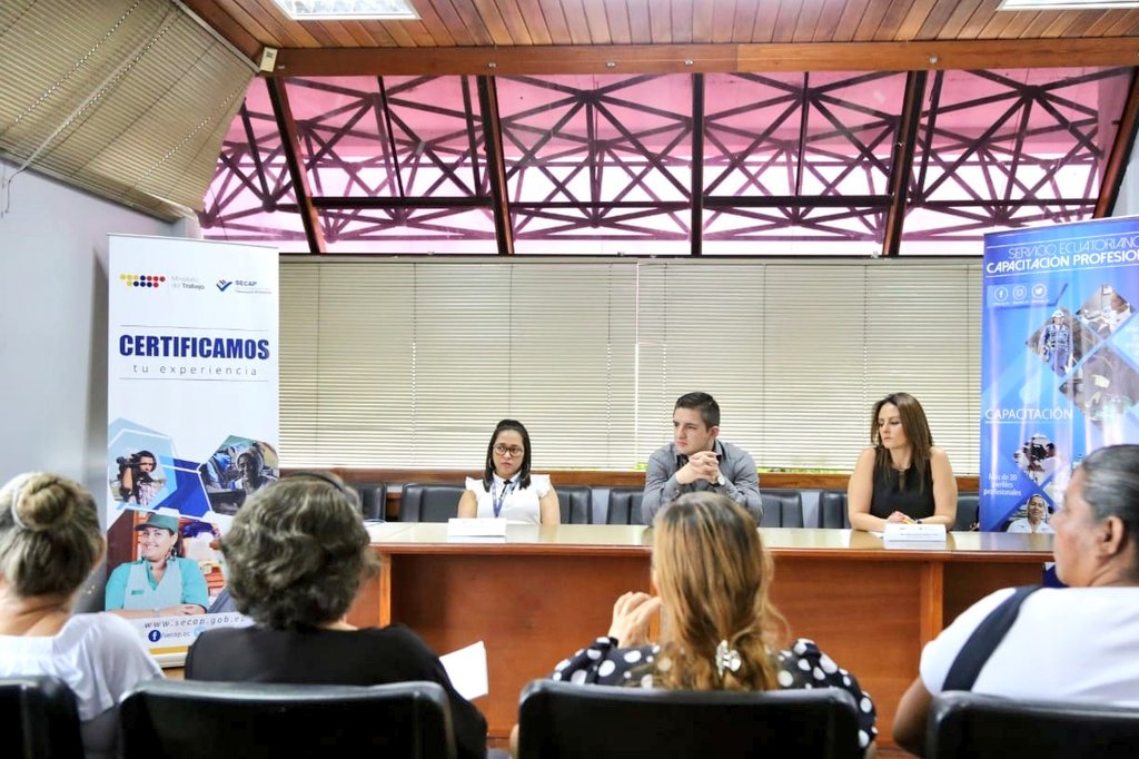 secap_ec's tweet photo. [Ahora] @mateo_coronel_c mantiene reunión de trabajo con representantes de @IEPS_Ec Babahoyo, para escuchar sus inquietudes y requerimientos en temas de Certificación por Competencias Laborales. 
#SecapZonal5 https://t.co/aV9yxbB9V9