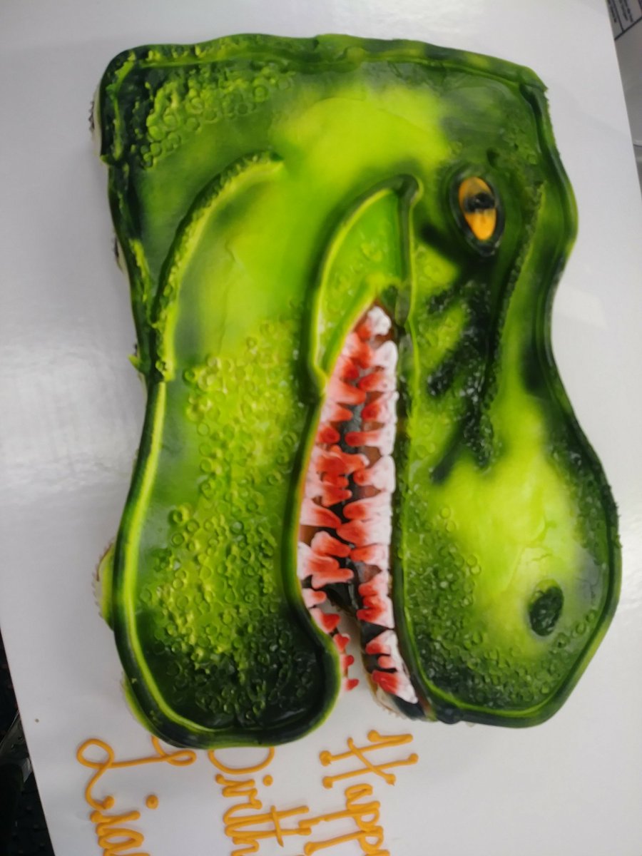 Flexing our creativity at T2046 #createabeautifulworld #bakerylife #cakedecoratorsforthewin #teammembersRULE <a href="/Target/">Target</a> <a href="/AmieKranz/">Amie Kranz</a> <a href="/choffmann1209/">Chris</a>