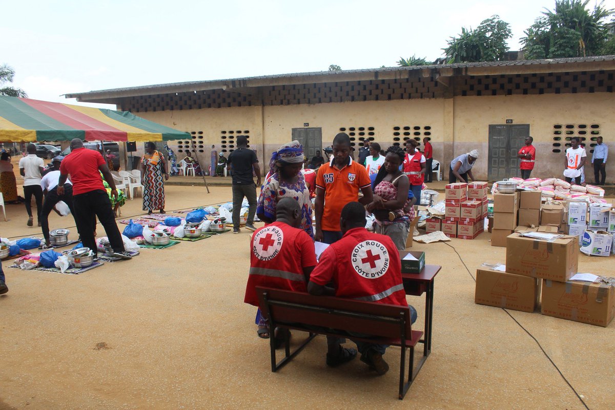 CroixCote's tweet photo. #ACTIONSCRCI : Clinique mobile et dons de vivres aux populations de MOSSIKRO.

A côté des dons en vivres, une équipe médicale à prodiguer soins et médicaments à environ 100 femmes et 200 enfants de……. https://t.co/iQ4PMLt801

#CROIXROUGE #CRCI #TEAM225 https://t.co/ozmFLu4lkW