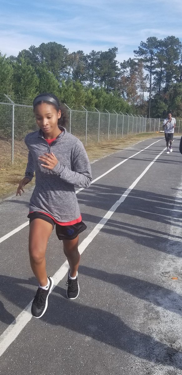 WallaceMathLife's tweet photo. What an amazing tradition! Our 5th annual Turkey Trot was a success, even in this cold! @Northbrook_MS #NMS_LIONS #turkeytrot #OneRidge https://t.co/iAOn3dnvwR