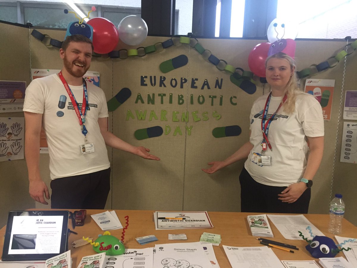 Great to see @OUHospitals #preregpharmacists out and about promoting #EuropeanAntibioticAwarenessDay #EAAD #AntimicrobialStewardship