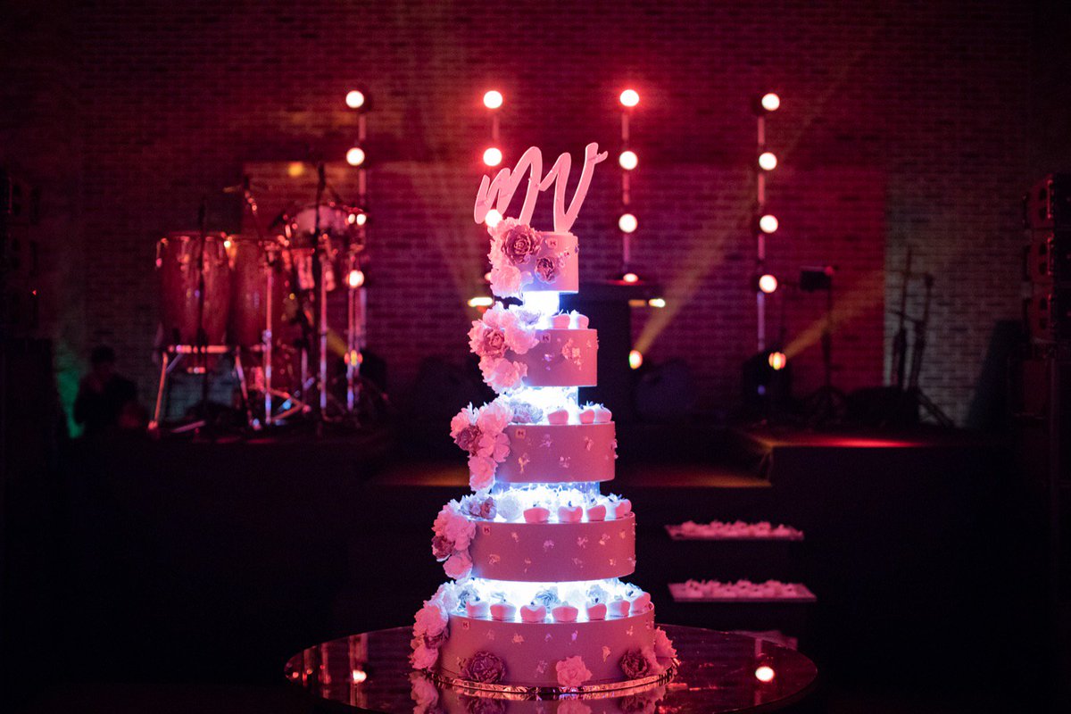 ErnstKnam's tweet photo. Sono molto felice di aver realizzato questa #weddingcake che ha incoronato un vero sogno d'amore!
@MorlottiStudio @AnnaFrascisco https://t.co/JM1fs5kbTl