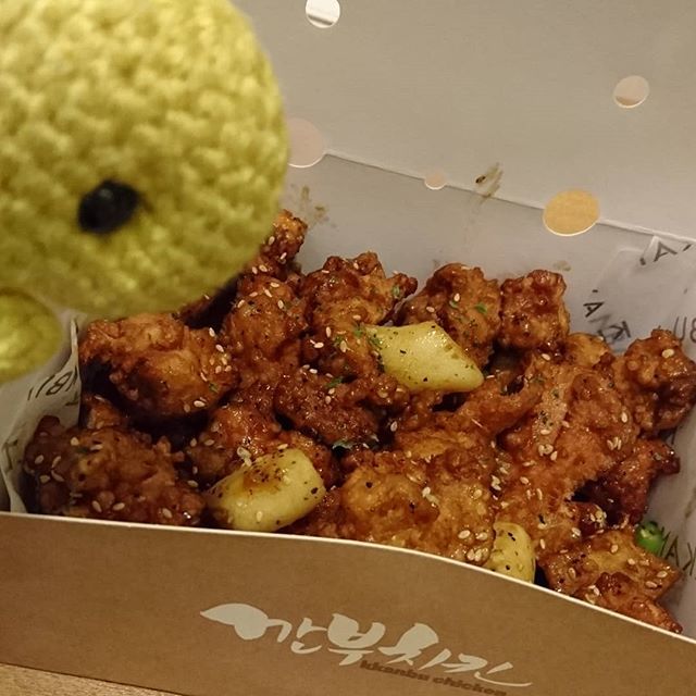 inkstained_rain's tweet photo. I don't care that it's almost midnight, いただきます！！！
#Dobbit #thetravellingdobbit #themunchingdobbit #korea #friedchicken #becomingaswideasiamtall https://t.co/CQBWeSZiPO https://t.co/5HAAxaaCdz