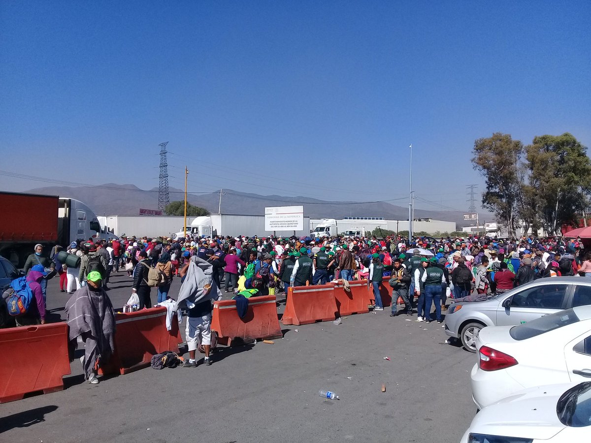 Omarck_'s tweet photo. La #CaravanaMigrante está a la altura de la Autopista México-Querétaro. Tomen sus precauciones  #Izcalli #Tepotzotlán https://t.co/X4zP8T1IKc