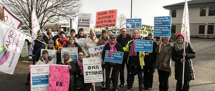 CFNU's tweet photo. .@CFNUPresident is on the picket line today with #TBay public health nurses, out since Oct 16 - the longest nurses strike in memory.
โฑ๏ธfor a fair deal! @TBDHealthUnit @JDeMilleTB
#ONAStrong @ontarionurses #cdnhealth #onpoli
Send support ๐https://t.co/9PV6PzURJq https://t.co/QUbTFOQtDk
