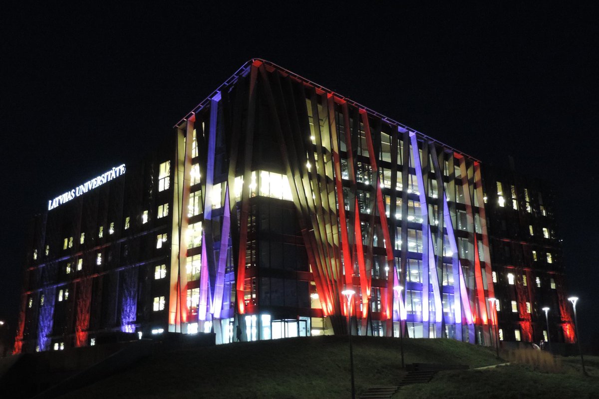 Staro Rīga. Staro <a href="/universitatelv/">Latvijas Universitāte</a> Dabas māja! p.s. Mēs starojam un darām Torņakalnu gaišāku un krāsainu katru nakti. Spoži un priecīgi!