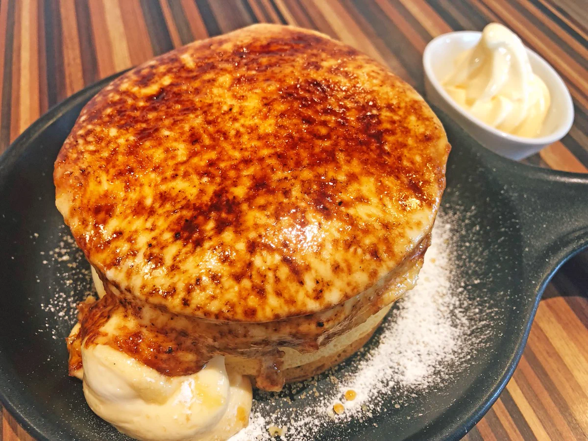 美味しそうｗｗｗパンケーキの表面がこんがりとブリュレに・・・食べたーいｗｗｗ