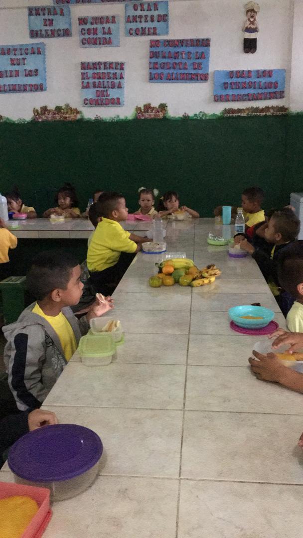 NohemiR5665's tweet photo. #Caroni En el marco del Día de la Alimentación inicia en UEB Dr José Angel Ruiz  jornada en el Comedor sobre la Importancia de los Alimentos y gracias a las políticas educativas del Gobierno  niños reciben ese beneficio @NicolasMaduro @MPPEDUCACION @SaIaBolivar @sheieduc https://t.co/sGTY1DH9fP