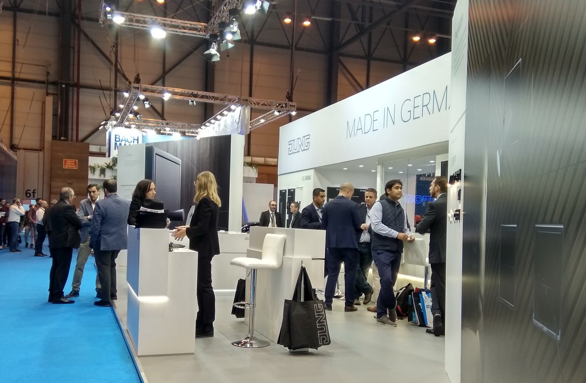 Jung_Iberica's tweet photo. Últimos coletazos de la que está siendo una gran Feria 🙂👉 @Matelec_ #ePowerBuilding está siendo muy positiva. Estamos en pabellón 3 6C03, uno de los más visitados ¿Te lo vas a perder? Pásate y te informaremos sobre nuestras #novedades en diseño #eficiencia y control #Matelec18 https://t.co/VcFMNi2pAi