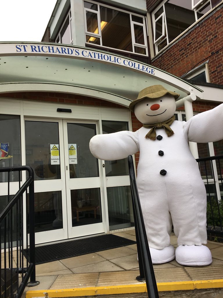 ChestnutSussex's tweet image. We've been at @StRichardsCC with The Snowman this morning to hand over the antlers and noses for their Reindeer Run. Thanks for having us. #ReindeerRun #Bexhill