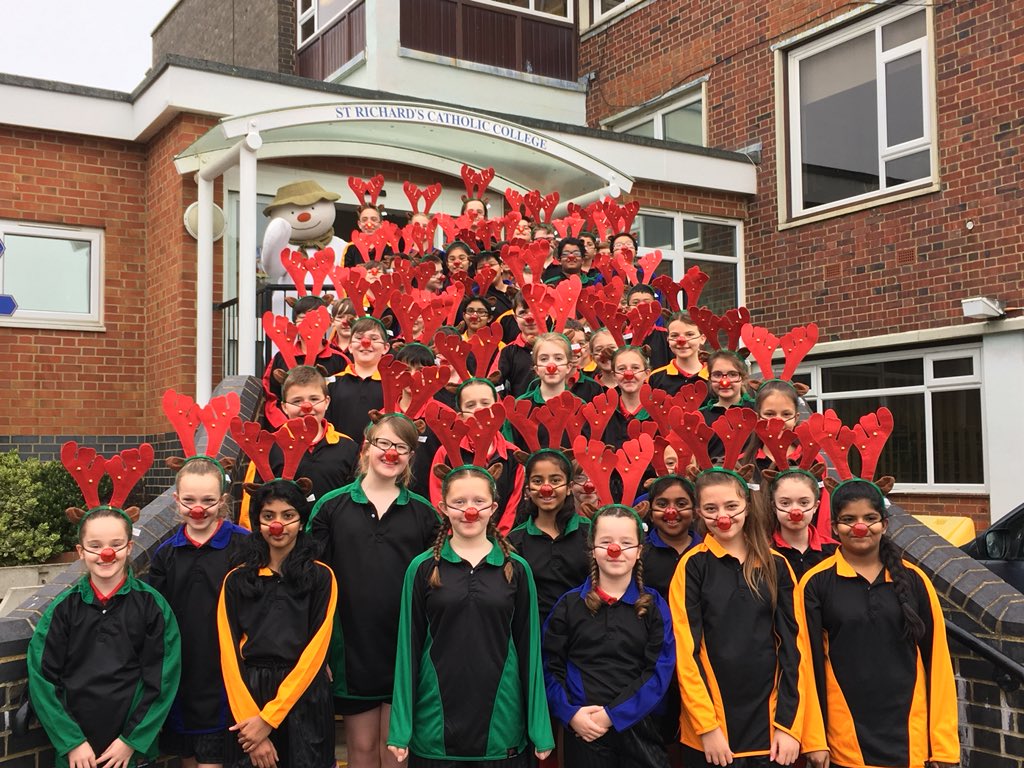 ChestnutSussex's tweet image. We've been at @StRichardsCC with The Snowman this morning to hand over the antlers and noses for their Reindeer Run. Thanks for having us. #ReindeerRun #Bexhill