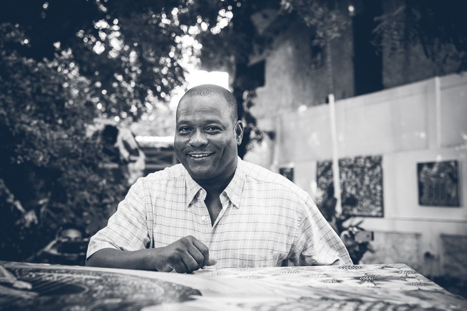 haitipianoprj's tweet photo. [PEINTURE MUSIQUE ET SLAM] hier 3hPM au Centre d'Art pour un instant de pure poésie ! Le piano sorti des décombres du séisme de 2010 peint par le Maître @frantzzephirin1.La musique de @GmLatour et le slam de @Woklobeonard ont enchanté ce moment!Photos @swisskrakote #news #fiph18 https://t.co/1DH8X9V24X