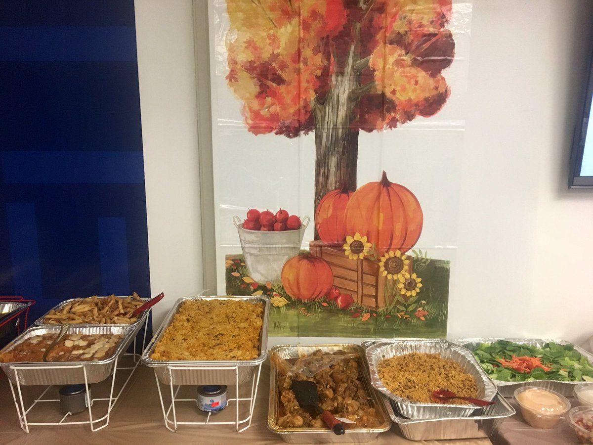 jaylann's tweet photo. #worksgiving #thanksgivingptluck #mycrewisbetterthanyours @JetBlue https://t.co/4PKbbYMOQX