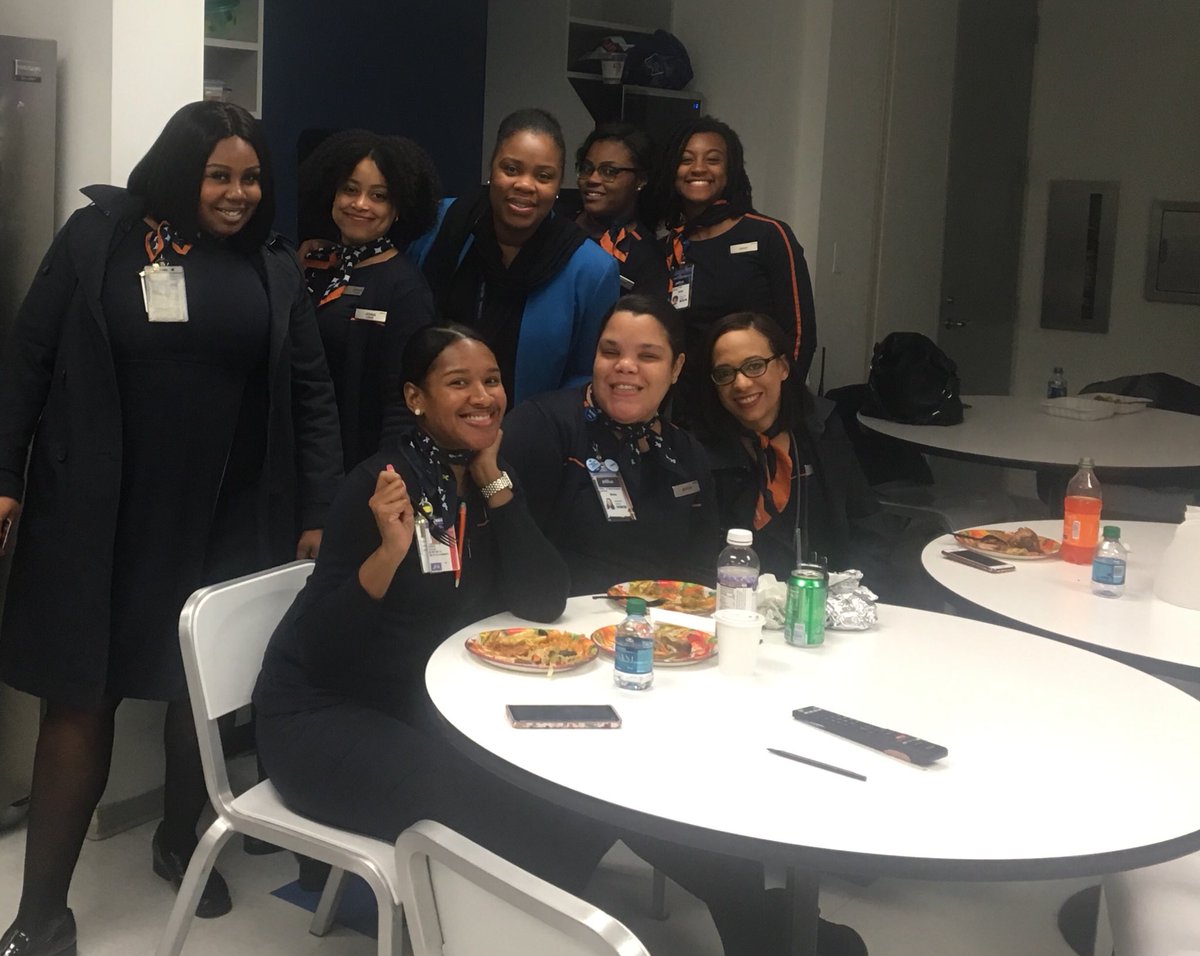 jaylann's tweet photo. #worksgiving #thanksgivingptluck #mycrewisbetterthanyours @JetBlue https://t.co/4PKbbYMOQX