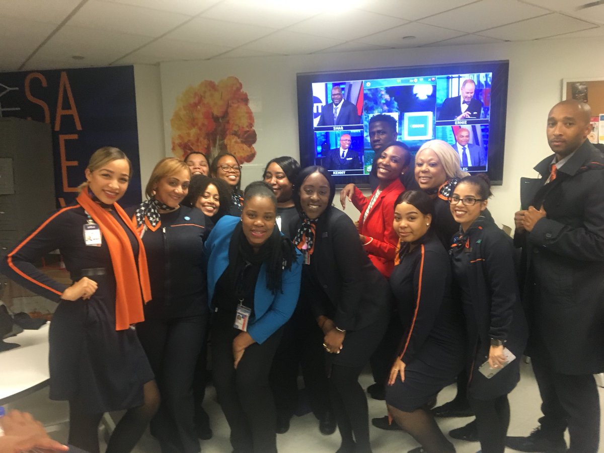 jaylann's tweet photo. #worksgiving #thanksgivingptluck #mycrewisbetterthanyours @JetBlue https://t.co/4PKbbYMOQX