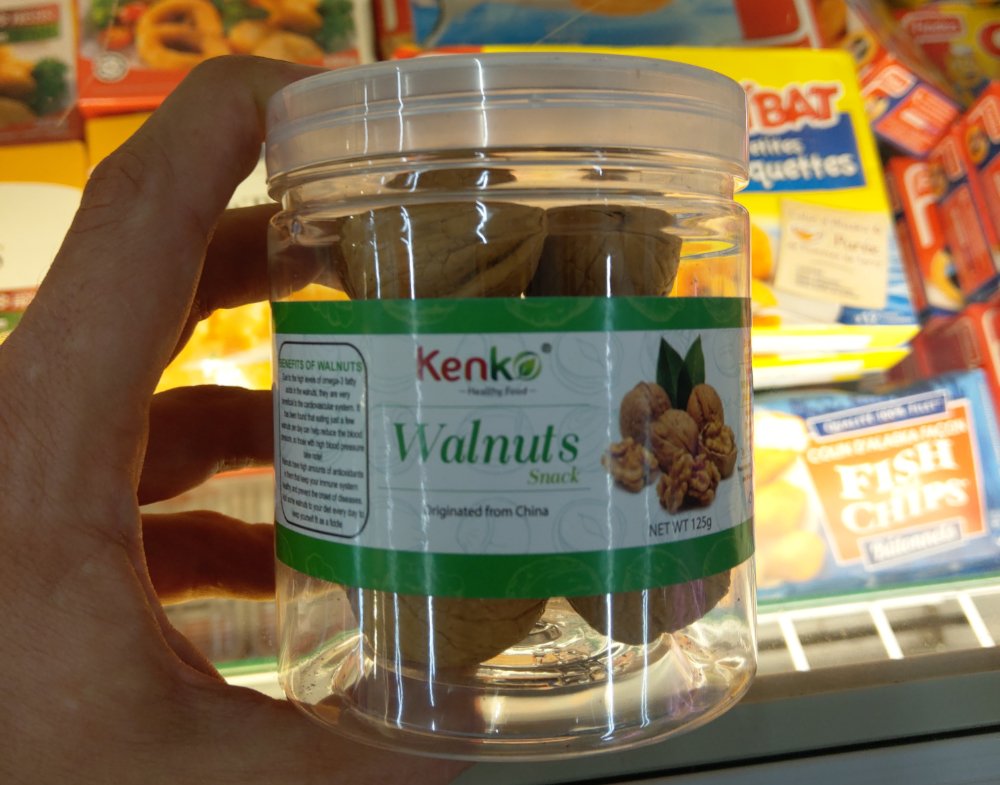 ozeankind1's tweet photo. #Plastikmüll Verpackung des Jahres. Schade, dass Walnüsse keine eigene Schale haben ... #Unsinn #Wahnsinn gesehen in einem Supermarkt in Afrika https://t.co/9GZfGWBAqk