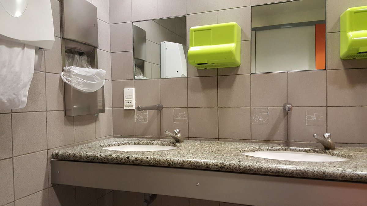 anthony_aube's tweet image. Bonjour @ParisAeroport ! Connaissez vous l&apos;#accessibilité , le #Handicap? Les enfants aussi... J&apos;aurai aimé me laver les mains en sortant des toilettes au #terminal2F... photo de ma vision du haut de mes 1m20... pour un aéroport international... peut largement mieux faire ! Merci