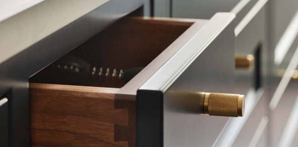 stonehamkitchen's tweet image. [#FeatureFriday] We have an expansive range of different handle options and will help you find the perfect match to complement your new Stoneham #kitchen.

Discover more: ow.ly/8iZK30mw0w0

#kitchenfeatures #kitchendesign