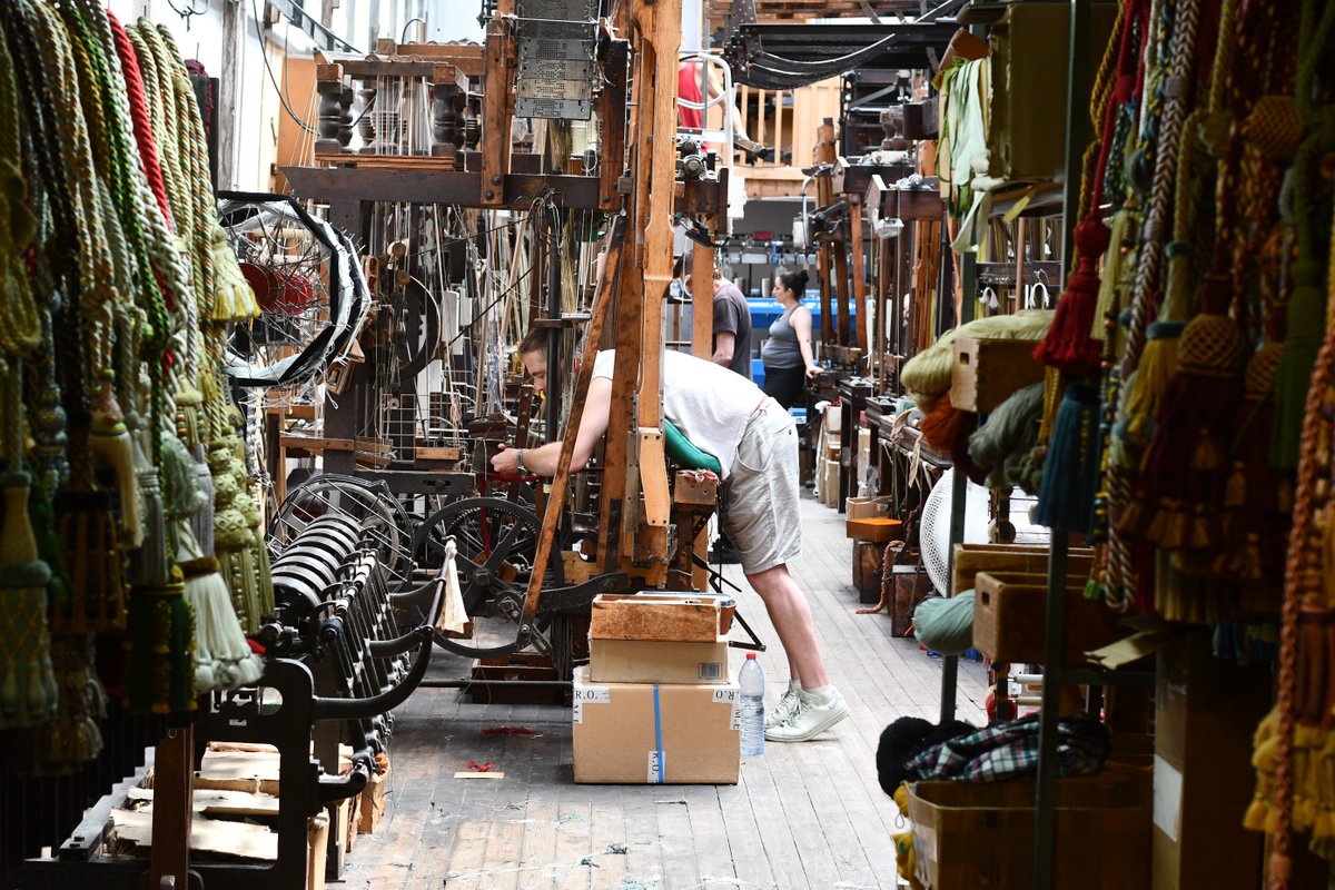 french_makers's tweet photo. C'est sans aucun doute l'un des ateliers les plus incroyables que j'ai pu visiter cette année ! Cette semaine sur le blog, je vous emmène à la découverte de la Passementerie Verrier ! Attention... prêts pour embarquer dans ma machine à remonter le temps ? https://t.co/IpD97FuX49 https://t.co/9cTfBxLMlZ