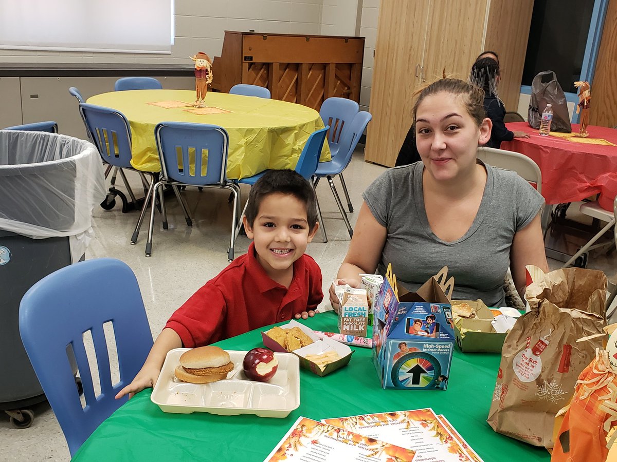 ECWashCardinals's tweet photo. Washington Elementary School- ARW Lunch With Someone Special-kinder thru 3. #SCECK12 https://t.co/LPl5zUSCUe
