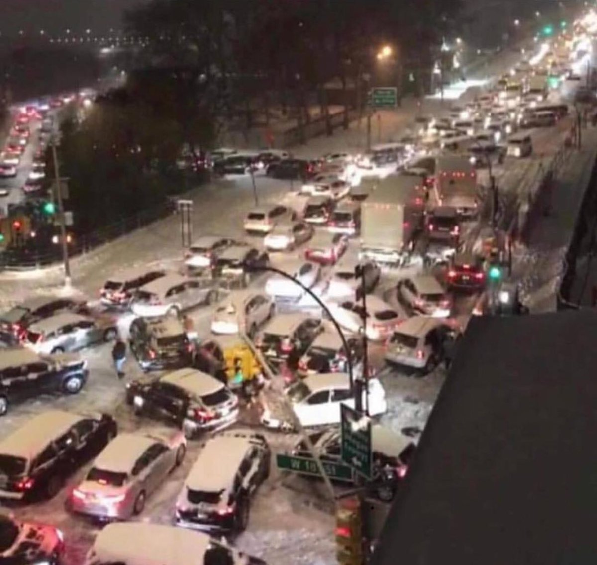 AbLaniyan's tweet photo. Nyc wow #dot #firstsnowfall2018 - ❄️ https://t.co/7akgQVliip