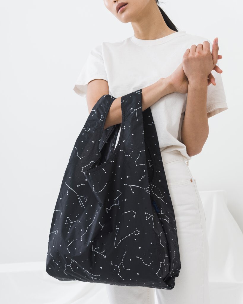dabookss's tweet photo. [พร้อมส่ง✨] กระเป๋าผ้า baggu สุดฮิตติสท์กันให้สุด ลายละ 1 ใบเท่านั้น! 
อิมพอร์ทจากเมกาเล้ย เกร๋ว่านี้ไม่มีอีกล้าว
❤️ 620 บาท ส่งฟรีลทบ.❤️
#dek61 #dek62 #HowtoPerfect https://t.co/pU6vQK8s4V
