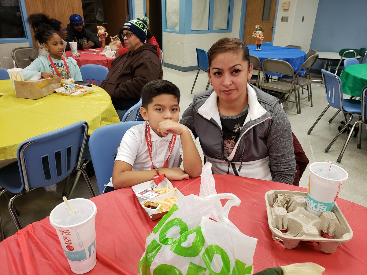 ECWashCardinals's tweet photo. Washington Elementary School- AEW lunch with someone special #sceck12 https://t.co/fW36Vo4RHn