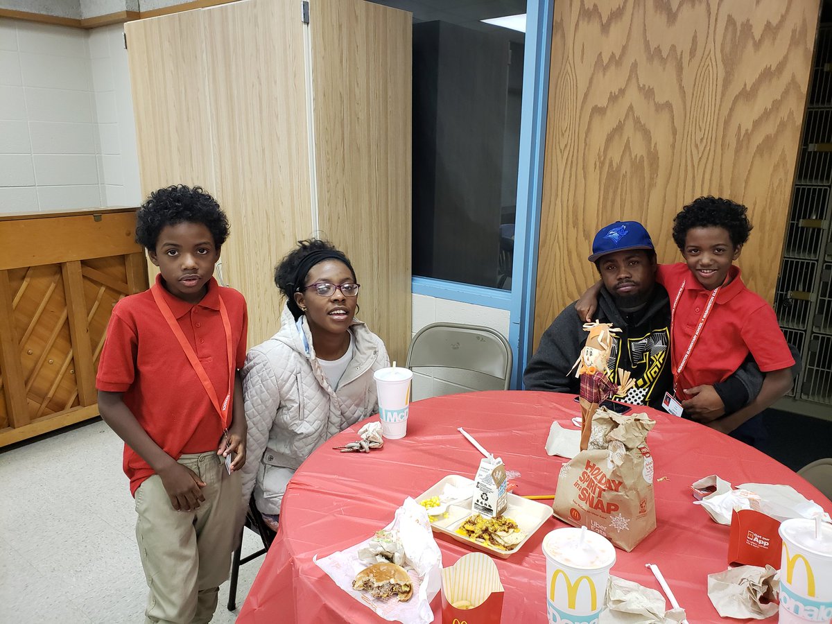 ECWashCardinals's tweet photo. Washington Elementary School- AEW lunch with someone special #sceck12 https://t.co/fW36Vo4RHn