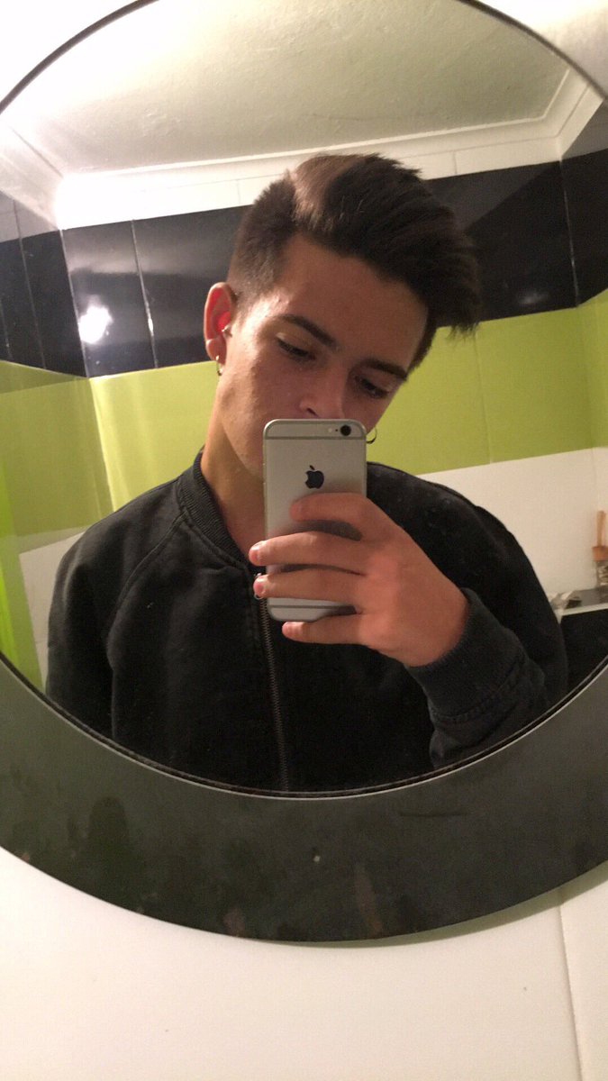 Dedecazz's tweet photo. Lutaste durante 6 meses meu guerreiro e hoje essa luta acabou infelizmente 😭😭 foste grande e sei que lutaste com todas as forças que tinhas . És grande meu menino e vais ser sempre . Que descanses em paz agora e olha por nós 😭😭😭 adoro-te meu puto 💚😭😭👑 https://t.co/HjRvabSY2o