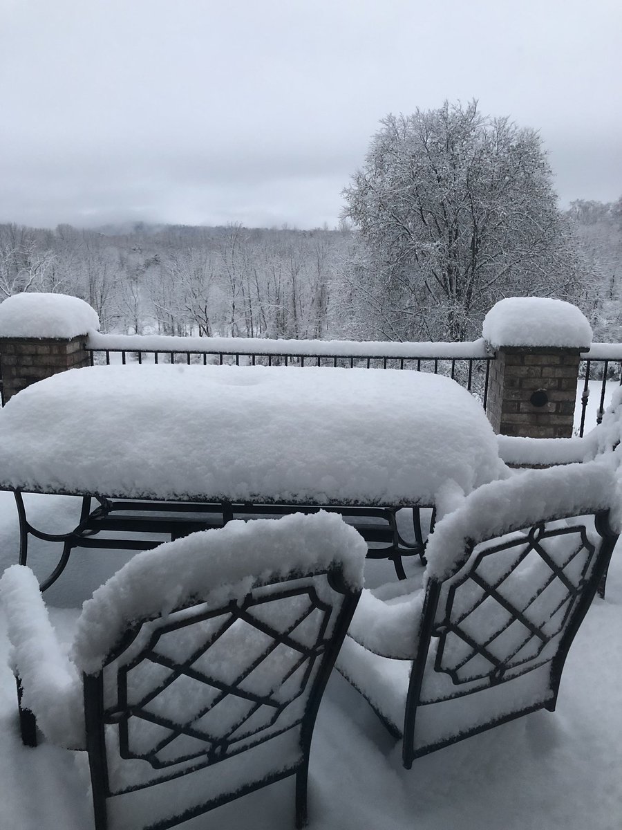 vida_abedi's tweet photo. #snowday #firstsnowfall2018 #centralpa https://t.co/HPP5XfCHkN